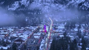 Cascade Dağları 'ndaki Leavenworth. Leavenworth, Washington 'da kış mevsimi. Bavyera 'da sihir, merak ve tatil konsepti köy seyahatlerine ilham kaynağı oldu. Kış Harikalar Diyarı 4K