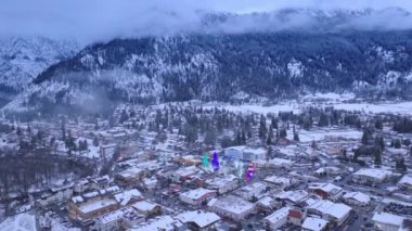 Leavenworth, Washington 'da kış mevsimi. Bavyeralı köyünde sihir, merak ve tatil neşesi. Arka planda Cascade Dağları ile Leavenworth 'da kış harikalar diyarı