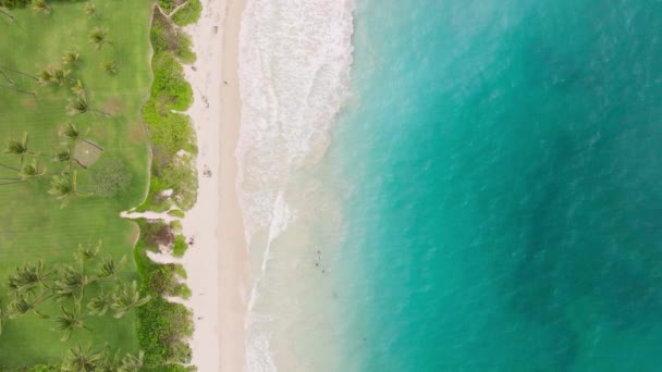 Top Kilátás Gyönyörű Homokos Strand Azúrkék Óceán Vizei Hullámterjedés Kailua — Stock videók