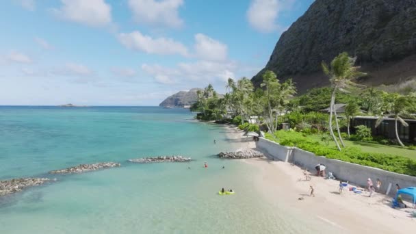 Pihenjen Egy Üres Óceánparton Csodálatos Világoskék Kékeszöld Vízzel Fehér Homokkal — Stock videók