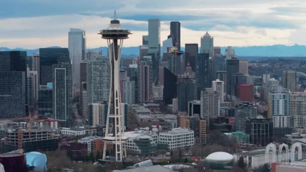 Drone Vista Centro Ciudad Seattle Con Torre Vista Fondo Movimiento — Vídeo de stock