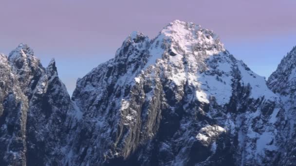 Dramatisch Berglandschap Van Besneeuwde Toppen Luchtfoto Drone Weergave Van Winter — Stockvideo