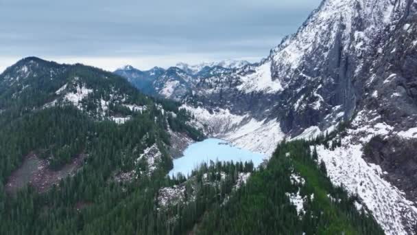 Lake Serene Snowy Rocky Summit Evergreen Forest Cinematic North Cascades — Stock Video