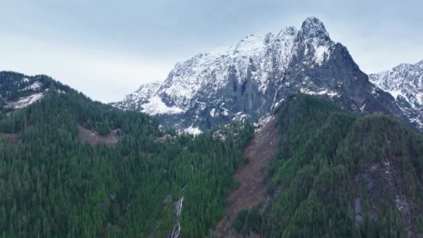 空中俯瞰高山指数的最高峰 冬日山景全景 常绿森林中的雪岩峰顶 电影北喀斯喀斯山脉华盛顿州 北美性质4K — 图库视频影像