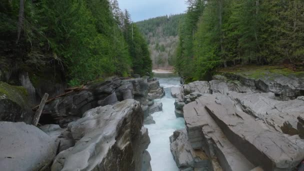 Natursköna Klippiga Landskapet Skykomish River Vacker Ren Natur Delstaten Washington — Stockvideo