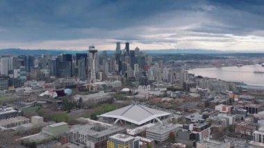 Hava bulutluyken dramatik gotik şehir manzarası. West Coast USA 4K hava sahasının finans başkenti. Küresel Teknoloji Şirketleri Merkezi. Kasvetli kış gününde Seattle şehir merkezi manzarası