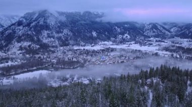 Bavyera 'dan ilham alan köy. Arka planda Cascade Dağları ile Leavenworth 'da kış harikalar diyarı. Leavenworth, Washington 'da kış mevsimi. Sihir, merak ve tatil neşesi konsepti