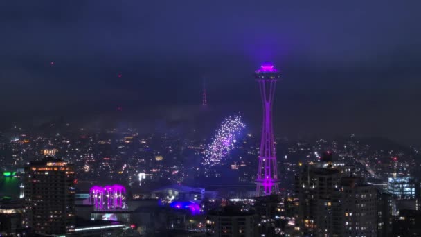 シアトルのダウンタウンの風光明媚な夜 夜に照らされた観測塔でのドローンショー お正月のシネマティックランドマーク 新年2024年の夜のお祝い 夜に美しいシアトルシティ — ストック動画