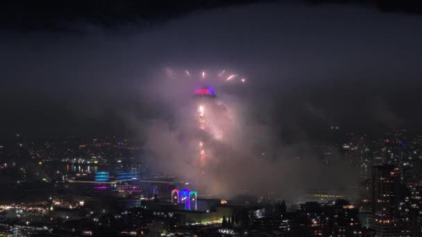 Kleurrijk Vuurwerk Explodeert Nachts Wolken Vuurwerk Show Rond Verlichte Observatietoren — Stockvideo