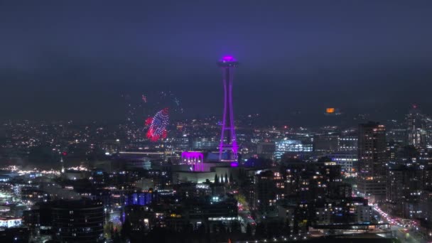 お正月のシネマティックランドマーク 新年2024年の夜のお祝い 夜は美しいシアトルシティ シアトルのダウンタウンの風光明媚な夜 夜に照らされた展望塔でのドローンショー — ストック動画