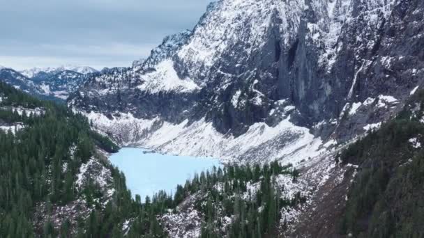 冬日山景全景 冰封的湖水宁静在长青森林的雪山顶上 北喀斯喀斯山脉的电影 华府自然4K空中俯瞰高山指数 — 图库视频影像