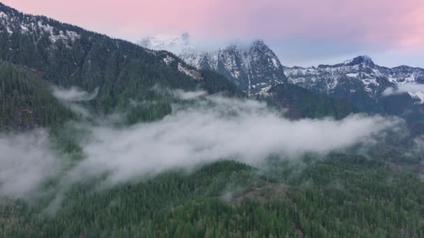 Niebla Cinematográfica Arrastrándose Valle Montaña Cascadas Norte Paisaje Atardecer Rosa — Vídeo de stock
