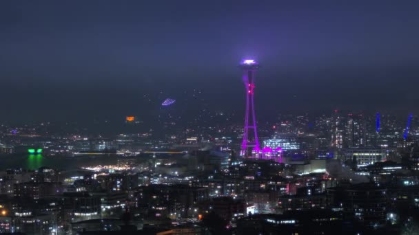 新年2024年の夜のお祝い 夜は美しいシアトルシティ シアトルのダウンタウンの風光明媚な夜 夜に照らされた展望台での光のショー 新年イブのシネマティックランドマーク — ストック動画