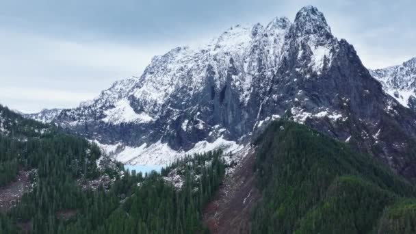 Paisagem Montanha Dia Inverno Lago Serene Cume Rochoso Nevado Floresta — Vídeo de Stock