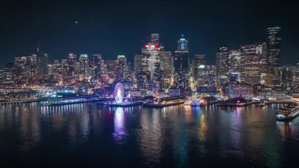 夜はシアトルのダウンタウンとハイパーラップ 夜に照らされたモダンな街並みのエピックな空中シーン ビジネスオフィスの風光明媚な時間の無人機の映像 湾を反射するシアトルライト — ストック動画