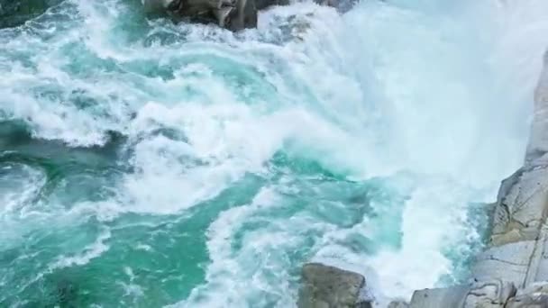 Bovenaanzicht Van Krachtige Waterval Het Immer Groene Bos Van Uitzicht — Stockvideo
