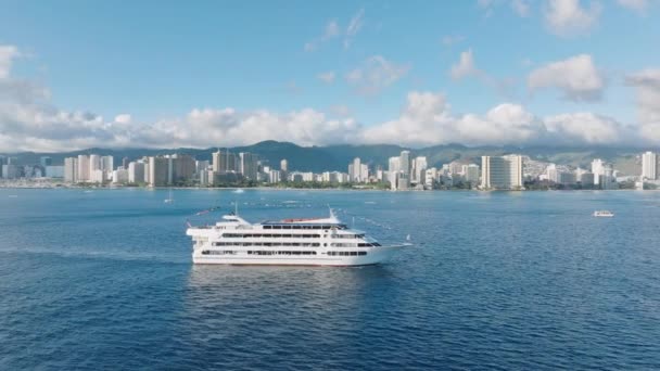 白船与檀香山航行的背景 日落沿着瓦胡岛的怀基基海岸巡航 夏威夷旅游背景 游轮上的旅游景点 包括饮食和美食表演 — 图库视频影像