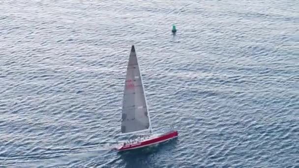 Turistattraktion Segelfartyg Folk Njuter Havsnära Landskap Flygfoto Segelbåtar Efter Natursköna — Stockvideo