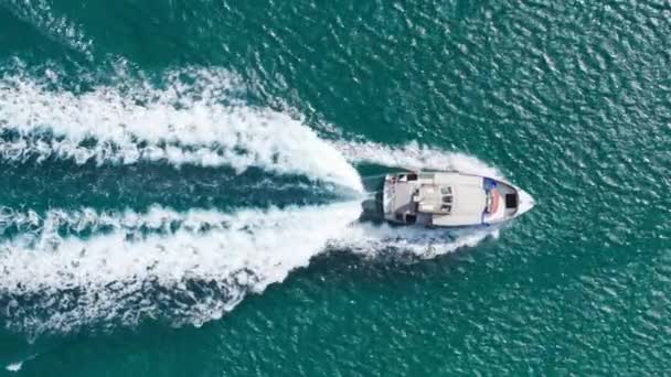 オアフ島の海上クルーズ ハワイのアクティブな観光の背景 海の小さなボートで観光スポット 小さな船は 緑の水に白い泡立った波の尾の痕跡を残して速く航行します — ストック動画