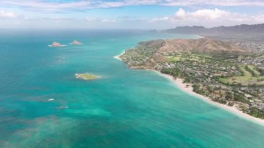 Tepeden Kailua kasabası görünüyor. Lanikai plajı Oahu adasında güneşli bir yaz günü. Hawaii deniz manzaralı bir yer. Yaz tatili turizmi için arka planı kopyala. Amerika 'nın egzotik adasındaki güzel tropikal doğa.