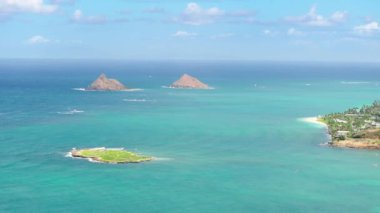 Hawaii deniz manzaralı bir yer. Yaz tatili turizmi için arka planı kopyala. Amerika 'nın egzotik adasındaki güzel tropikal doğa. Tepeden Kailua kasabası görünüyor. Lanikai plajı Oahu adasında güneşli bir yaz günü