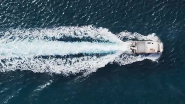 Atracción Turística Bote Pequeño Océano Pequeño Barco Navegando Rápido Dejando — Vídeos de Stock
