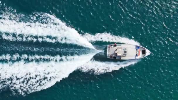 Arriba Hacia Abajo Pequeño Barco Navegando Rápido Dejando Rastro Olas — Vídeo de stock