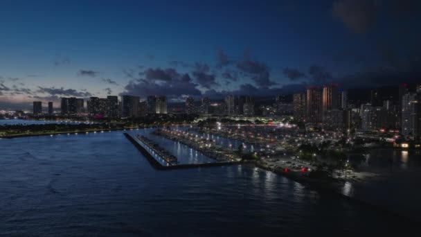 Vackra Honolulu Moderna Byggnader Upplysta Natten Drone Skott Från Vattnet — Stockvideo