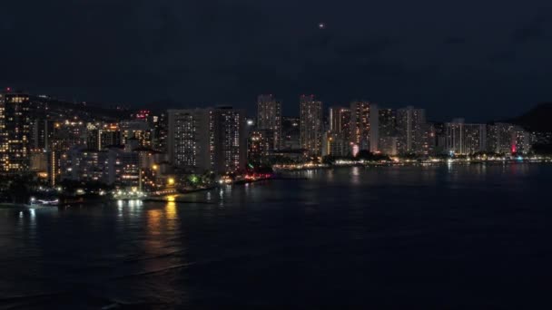 Waikiki Tengerparti Üdülőhelyek Éjjel Gyönyörű Honolulu Modern Épületek Kivilágítva Éjszaka — Stock videók