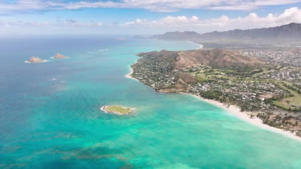 对Lanikai海滩和Kailua镇的空中射击 瓦胡岛阳光明媚的夏日 夏威夷海景全景 暑假旅游的复制背景 奇异岛屿上美丽的热带自然 — 图库视频影像