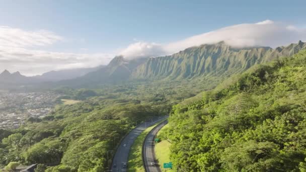 Coches Conduciendo Por Ruta Panorámica Con Majestuosa Cresta Montaña Montañas — Vídeos de Stock