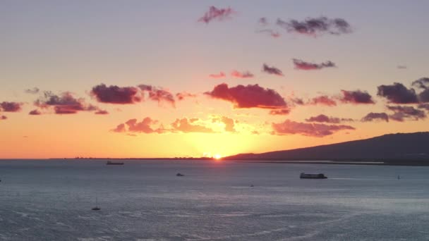 Filmisk Gyllene Solnedgång Ovanför Stilla Havet Hawaii Gyllene Timmen Glöd — Stockvideo