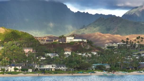 海滨别墅是异国情调岛上的房地产 Kailua的住房租金 昂贵的豪华海滨别墅在夏威夷瓦胡岛出售 具有山区背景的拉尼凯海滩的房地产业务 — 图库视频影像