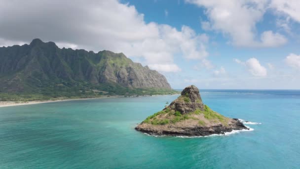Aerial Mała Chińska Wyspa Kapelusz Górach Kualoa Tle Ruchu Mokolii — Wideo stockowe