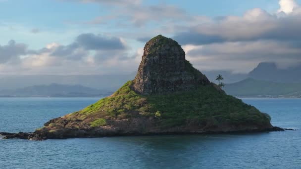 Drohnen Umkreisen Die Kleine Vulkaninsel Mokolii Oahu Gebirge Die Chinesen — Stockvideo