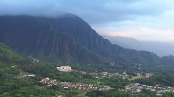 Steile Jungle Tropische Berg Luchtfoto Van Kaneohe Kleine Stad Oahu — Stockvideo