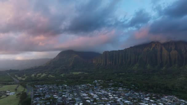 Landschaftlich Reizvoller Bergrücken Bei Rosa Sonnenaufgang Erste Sonnenstrahlen Auf Regenwolken — Stockvideo