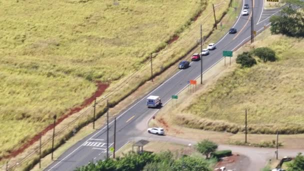 从空中看到救护车沿着停放的车辆行驶 瓦胡岛发生意外后的紧急情况 夏威夷瓦胡岛的当地交通 夏日阳光明媚 沿着乡村道路开车 — 图库视频影像