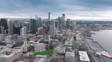 Seattle havalimanında modern gökdelenler mimarisi, Washington. Çağdaş şehir manzarası, İHA B 4K görüntüsü. Sinematik cam beton tasarım ofis binaları şehir manzarası