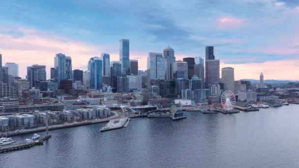 西雅图华盛顿美国航空无人机镜头海滨公园与大车轮 从电影背景看市中心的摩天大楼 金融城及住宅楼宇在阴天的景观4K — 图库视频影像