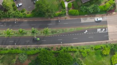 Yeşil arazi aracı Oahu Hawaii 'nin kuzey kıyısında yeşil tropikal adayı keşfediyor. Kuilima sürücüsünün Turtle Körfezi 'ne giden hava görüntüsü. Güneşli yaz gününde özel bir tatil arazisinin yanından geçen araba.