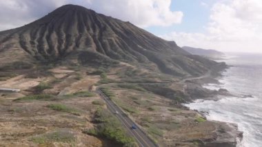Koko volkanı krater manzaralı kuraklık mevsimi. Terkedilmiş doğa manzaralı yol. Yeşil ev etkisinden dolayı kurumuş tropikal ada. Bir zamanlar yemyeşil Hawaii adasının kuru tepeleriyle iklim değişikliği kavramı