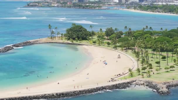 アメリカ合衆国ハワイ島の美しい太平洋のビーチビューを持つ高層ビルにある高層ビーチの高価なアパート ホノルル ダウンタウンの空中概要 オアフ島の近代的なフロントラインビジネスと住宅の建物 — ストック動画