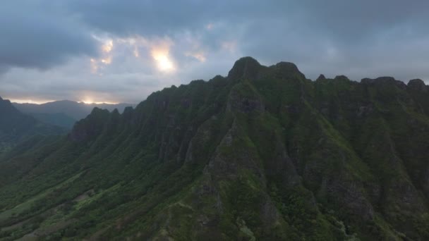 云雾缭绕的库洛亚山脊上的戏剧性的空中景观 无人机以侏罗纪般的自然在绿色丛林上空拍摄 在阴云密布的日子里 令人叹为观止的火山山 夏威夷旅游目的地 — 图库视频影像