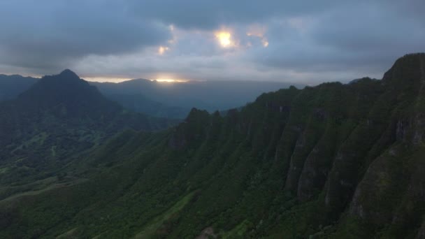 ドローンは自然のようにジュラシックな緑のジャングルの風景の上を撮影しました オーバーキャストの日に息をのむ火山 ハワイ旅行の目的地 雲の高いクァロア山の尾根の上の劇的な空想的な景色 — ストック動画