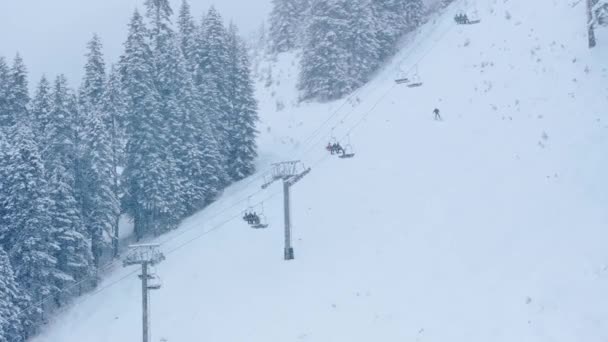 Esquiadores Montando Elevador Cadeira Durante Tempestade Neve Pesada Estância Esqui — Vídeo de Stock