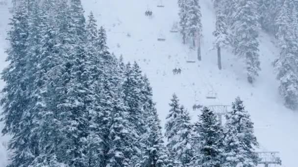冬日白雪覆盖的雪山 史蒂文斯山口滑雪胜地华盛顿的滑雪椅 在暴风雪中 滑雪者乘坐轮椅 冬季史蒂文斯山口滑雪胜地 — 图库视频影像