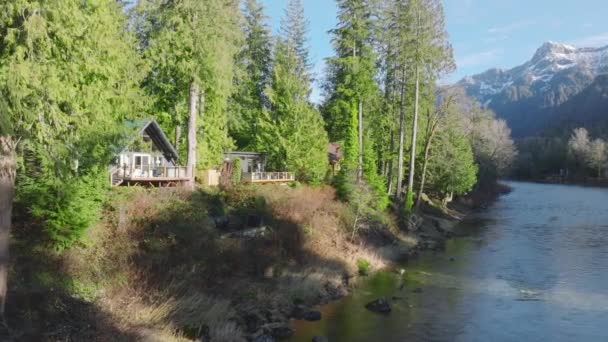 Skovhytte Magisk Washington Ved Skovfloden Med Udsigt Bjergene Ved Solnedgang – Stock-video