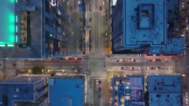 Alacakaranlıkta modern şehir merkezindeki en yüksek ofis ve apartman havası. Şehir merkezindeki trafiğin insansız hava aracı görüntüleri. Kuşbakışı bakış açısı Seattle iş bölgesi, Washington ABD