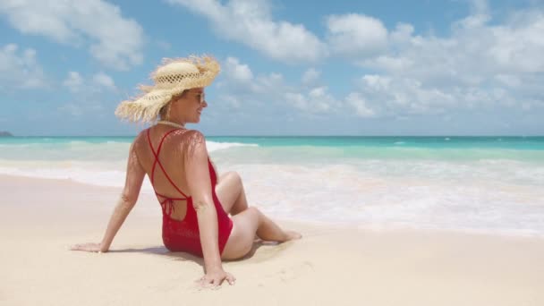 Menina Bonita Chapéu Palha Maiô Vermelho Desfrutando Banho Sol Praia — Vídeo de Stock